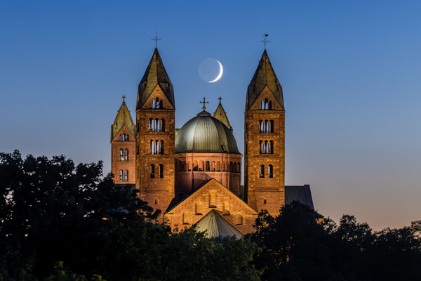 Sichelmond hinter dem Speyerer Dom