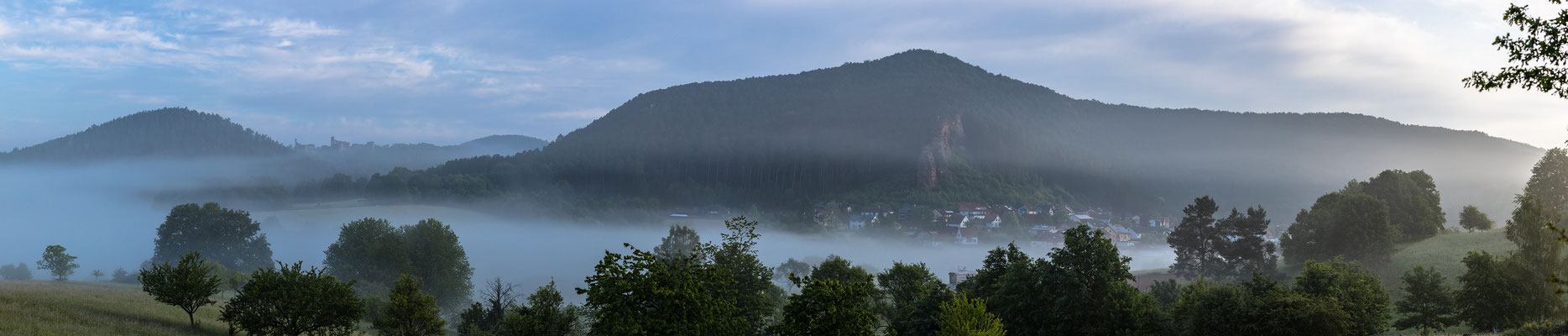 Morgennebel bei der Ruine Altdahn