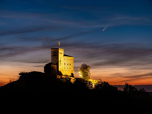 Komet Neowise hinter der Burg Trifels