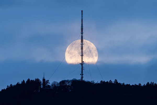 Vollmonduntergang hinter dem Weinbiet