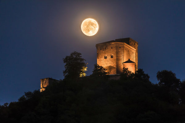 Vollmond über dem Trifels (gesehen von Annweiler)