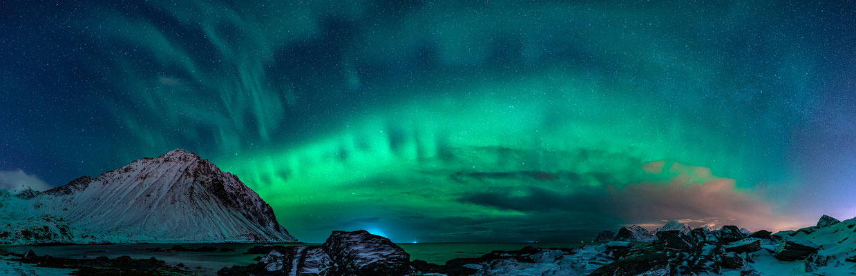 Polarlicht am Strand von Myrland (Lofoten), 100 x 35 cm, Aluminium-Wechselrahmen, Fotodruck auf hochwertigem Hahnemühle-Karton mit Passepartout, 210 €