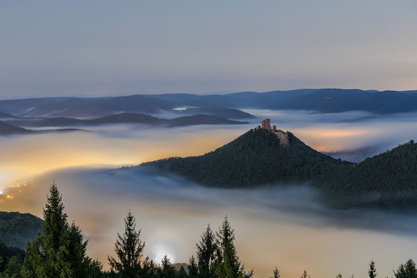 Neblige Mondnacht am Rehbergturm
