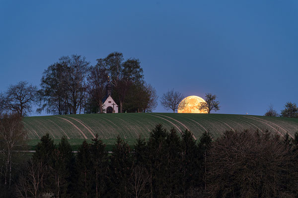 Monduntergang hinter der Reifenberger Kapelle