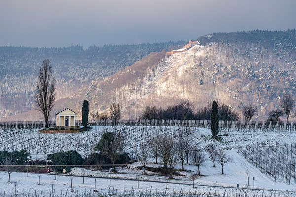 Winterliche Pfalz: Blick auf das Pavillon und die Rietburg