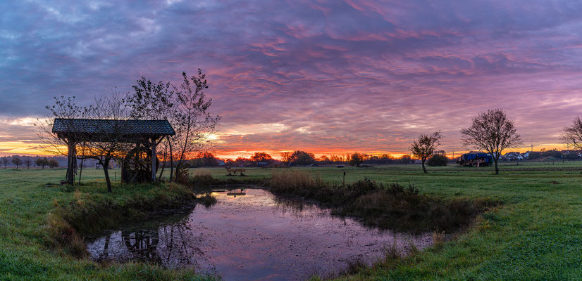 Farbenfroher Sonnenaufgang bei Ottersheim