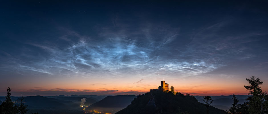 Endlich! Nach jahrelangen Versuchen: leuchtende Nachtwolken hinter der Burg Trifels!