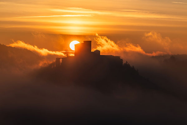 Kalter Nebelmorgen am Sommerfels