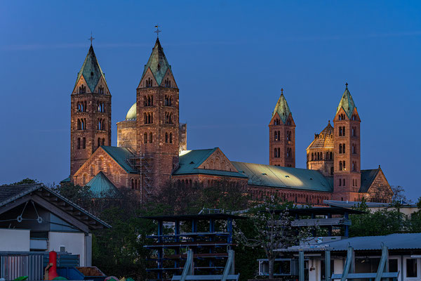 Vollmonduntergang hinter dem Speyerer Dom