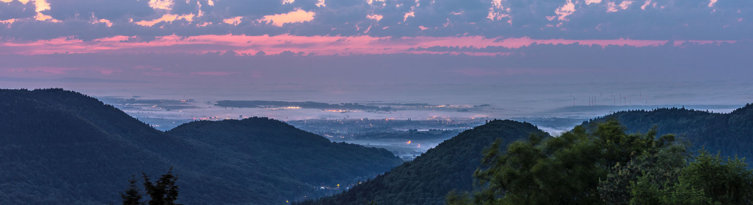 Blick in die neblige Rheinebene