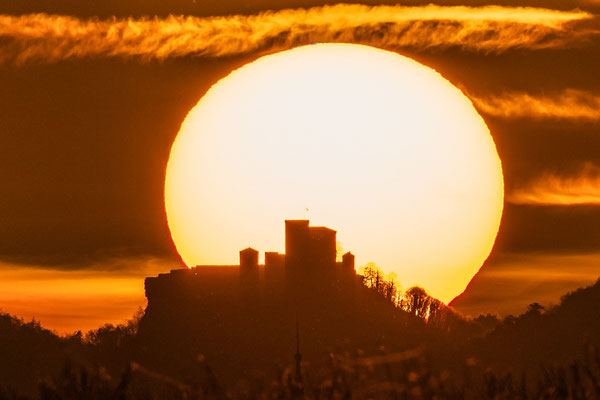 Sonnenuntergang hinter der Burg Trifels
