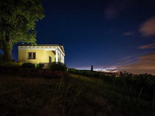 Leuchtende Nachtwolken über Maikammer