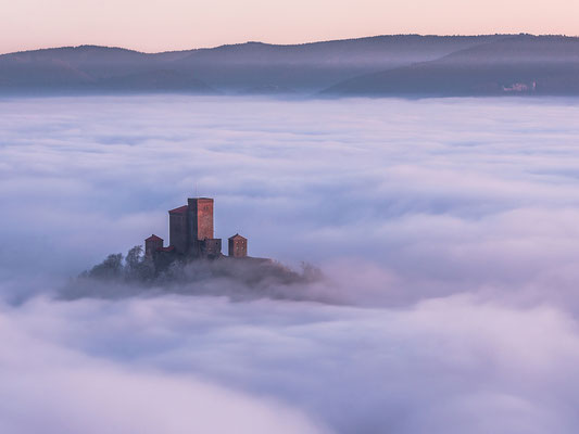 Trifels im Nebelmeer, 100 x 75cm, Alu-Dibond mit Acrylglas, Rückseitige Hängung mit Aluminiumschiene, 290 €
