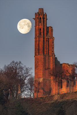Monduntergang hinter der Klosterruine Limburg