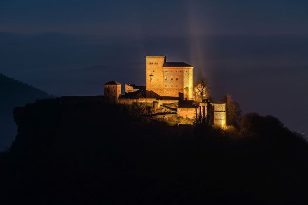 Burg Trifels im letzten Abendlicht