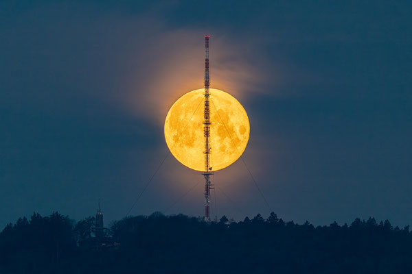 Vollmonduntergang hinterm Weinbiet