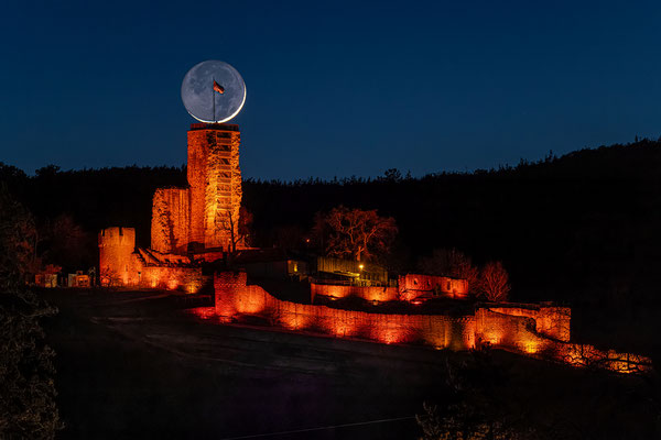 Untergehender Sichelmond hinter der Wachtenburg