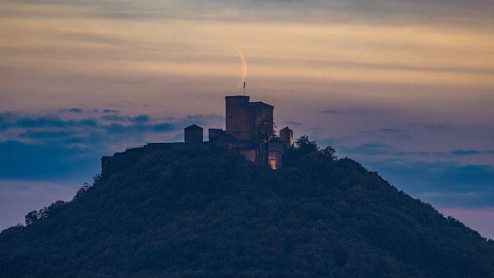Sichelmonduntergang hinter dem Trifels
