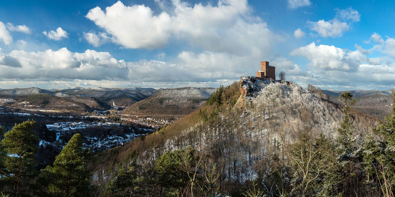 Panoramaaufnahme - Winterlicher Trifels, 120 x 60 cm,  Alu-Dibond mit Acrylglas, Rückseitige Hängung mit Aluminiumschiene, 290 €