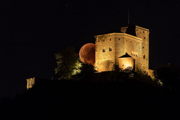 Blutmond hinter dem Trifels