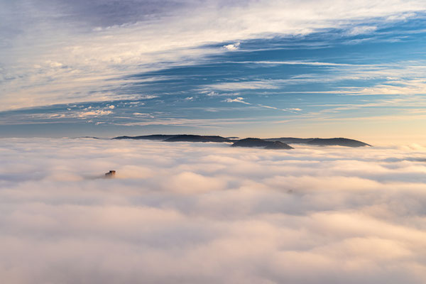 Hoher Herbstnebel auf dem Rehbergturm