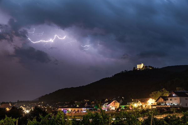 Gewitter über dem Hambacher Schloss