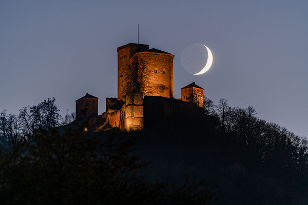 Monduntergang hinter der Burg Trifels