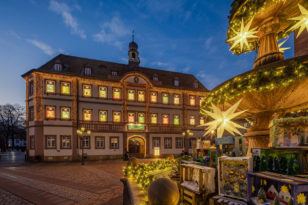 Beleuchteter Adventskalender am Neustadter Rathaus