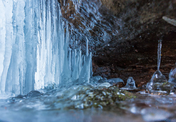 Blicke hinter den gefrorenen Wasserfall