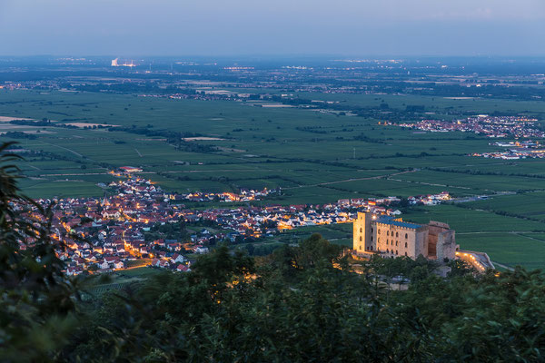Hambacher Schloss in der Abenddämmerung