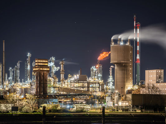 BASF bei Nacht