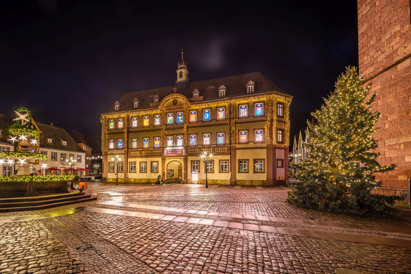 Beleuchteter Weihnachtskalender am Neustadter Rathaus