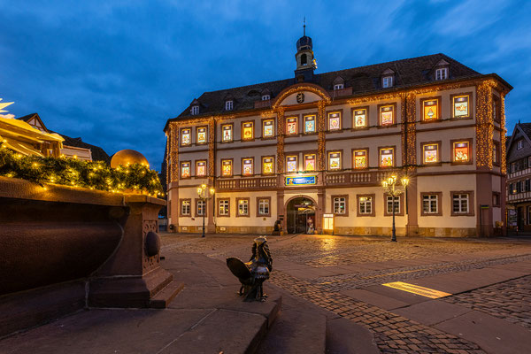 Leuchtender Adventskalender am Neustadter Rathaus