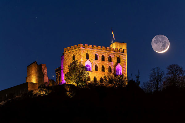 Sichelmond und Jupiter hinterm Hambacher Schloss