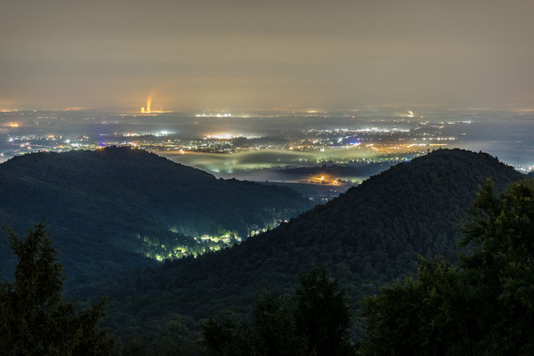 Blick auf die neblige Rheinebene