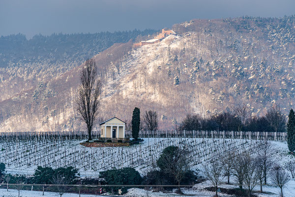 Winterliche Pfalz: Blick auf das Pavillon und die Rietburg