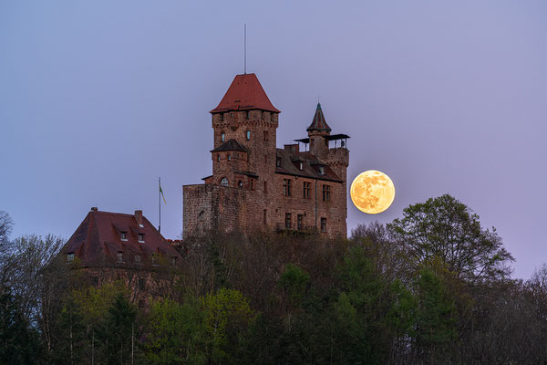 Vollmondaufgang hinter der Burg Berwartstein