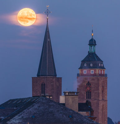 Vollmondaufgang hinter der Stiftskirche