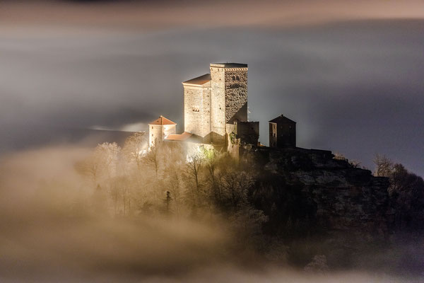 Zauberhafte Winternacht am Rehbergturm mit Blick auf den Trifels