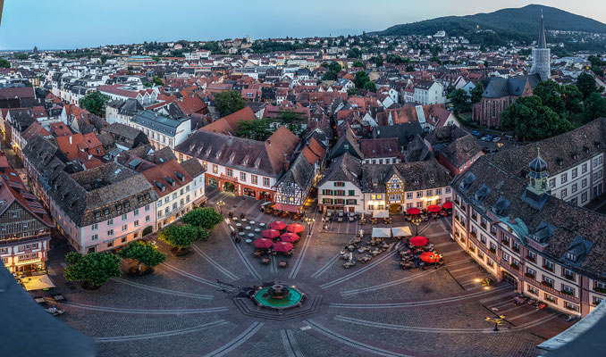 Abendlicher Blick auf die Altstadt von der Stiftskirche