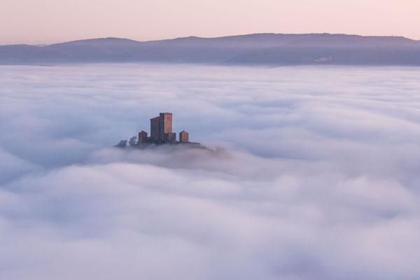 Burg Trifels erhebt sich über den Nebel