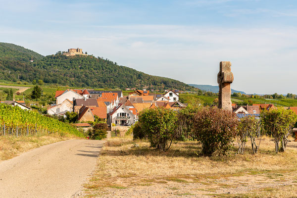 Blick über Maikammer zum Hambacher Schloss