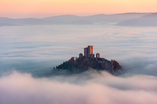 Trifels im Nebelmeer