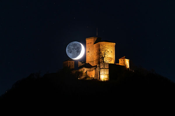 Monduntergang hinter der Burg Trifels