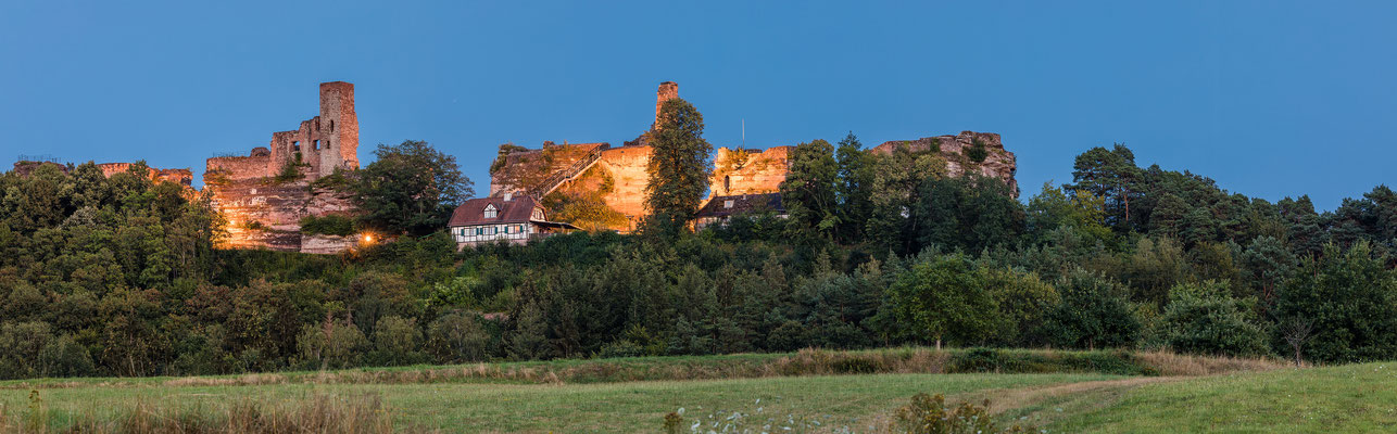 Burg Altdahn in der Blauen Stunde