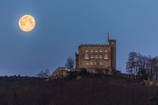 Vollmonduntergang hinter dem Hambacher Schloss