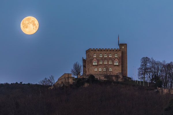 Vollmonduntergang hinter dem Hambacher Schloss