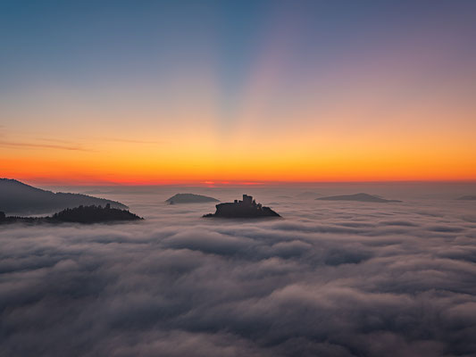 Abendnebel am Hohenberg mit Blick zum Trifels