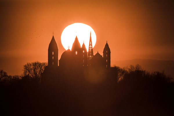 Sonnenuntergang hinter Speyerer Dom und Gedächtniskirche