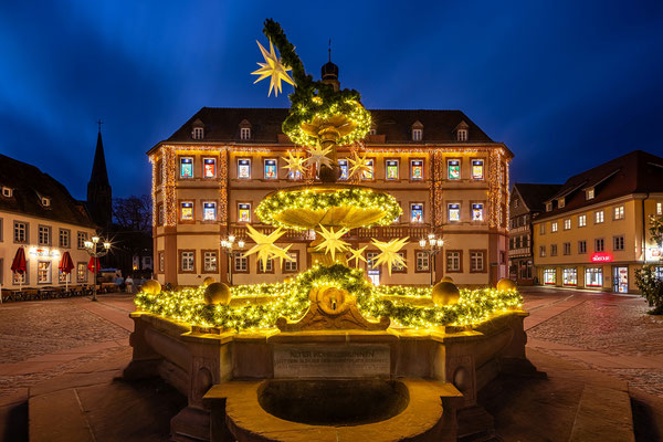 Weihnachtlicher Marktplatz mit Rathaus